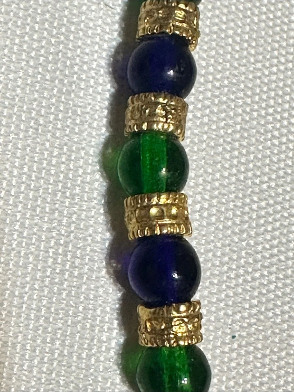 THIS IS A LADIES MURANO GLASS NECKLACE MEASURING 17” IN LENGTH, 6” WHEN WORN. I
